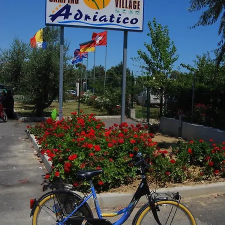 Village Adriatico مكان تخييم *